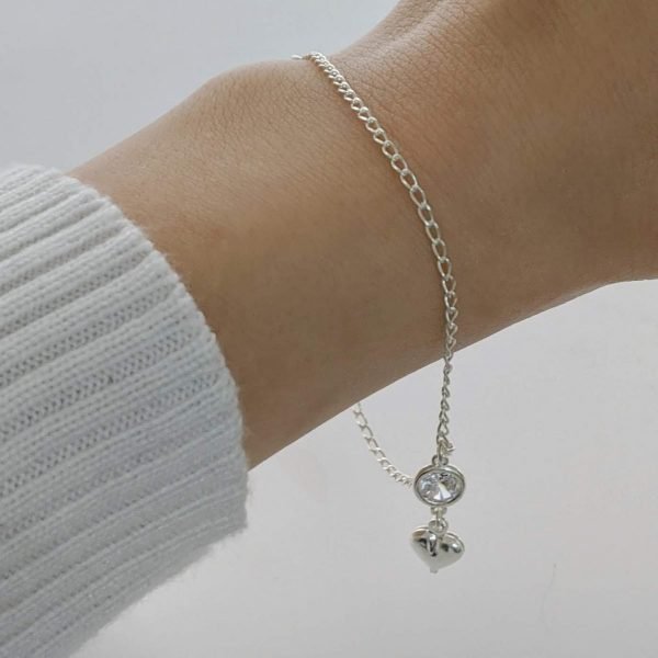 Pulsera con dije de corazón y cubic mano