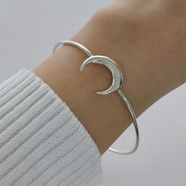 Pulsera esclava luna invertida mano