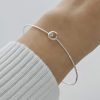 Esclava círculo con cubic mano