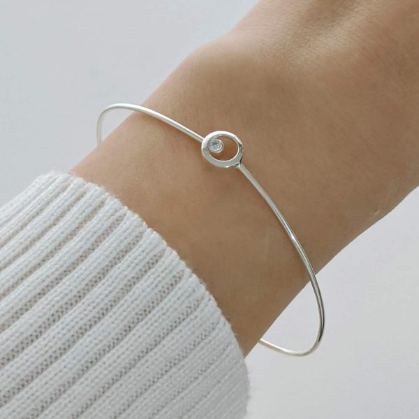 Esclava círculo con cubic mano