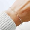 pulsera eslabones de corazones mano