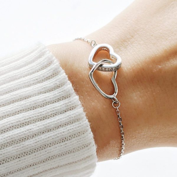 pulsera corazones enlazados mano