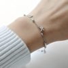 Pulsera con dijes plata mano