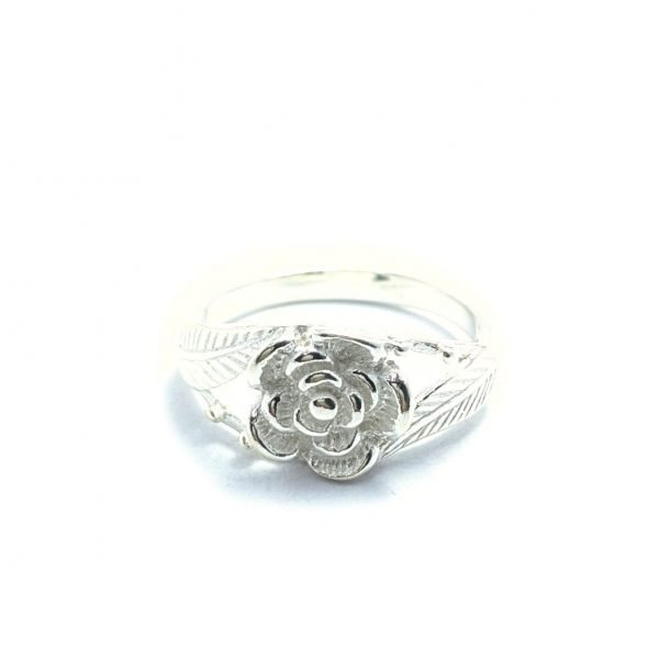 Anillo flor y hojas