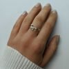 anillo moño en mano