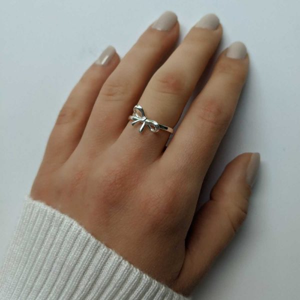anillo moño en mano