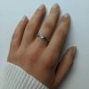 anillo hojas exhibido