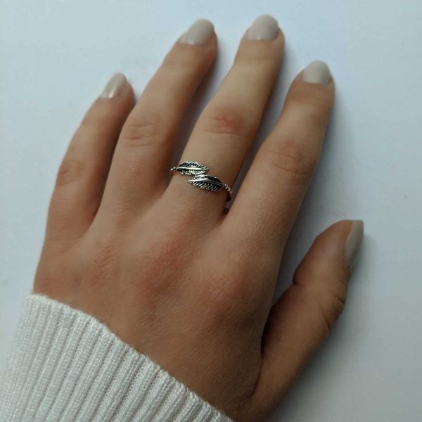 anillo hojas exhibido
