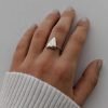 anillo triángulo exhibido