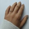 anillo cadena en mano