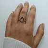anillo gota exhibido