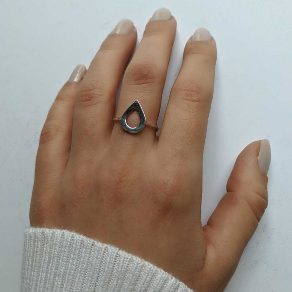 anillo gota exhibido
