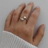 anillo dos corazones exhibido