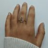 anillo doble triángulo exhibido