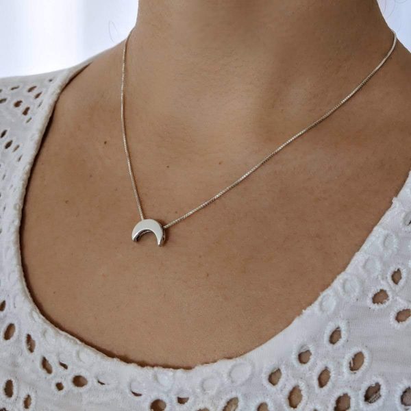Collar luna invertida en cuello