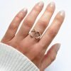 Anillo dos corazones semiabierto mano