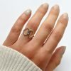 Anillo Doble Corazón Cerrado mano