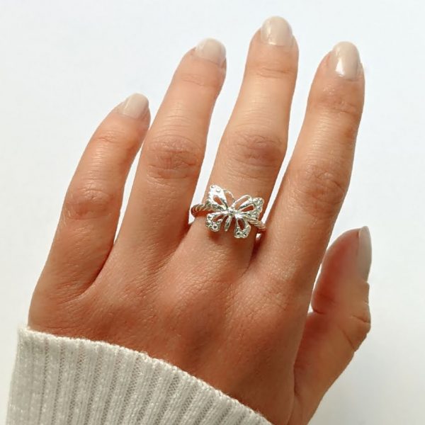 Anillo mariposa mano