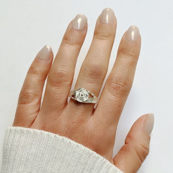Anillo flor y hojas mano