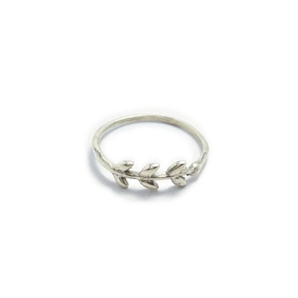 Anillo rama con hojas