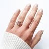 Anillo géminis mano
