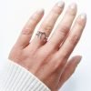 Anillo escorpio mano