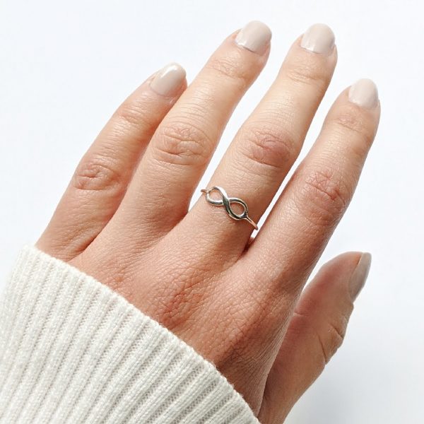 Anillo infinito mano