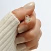 Aro Cuff Tres Lineas mano