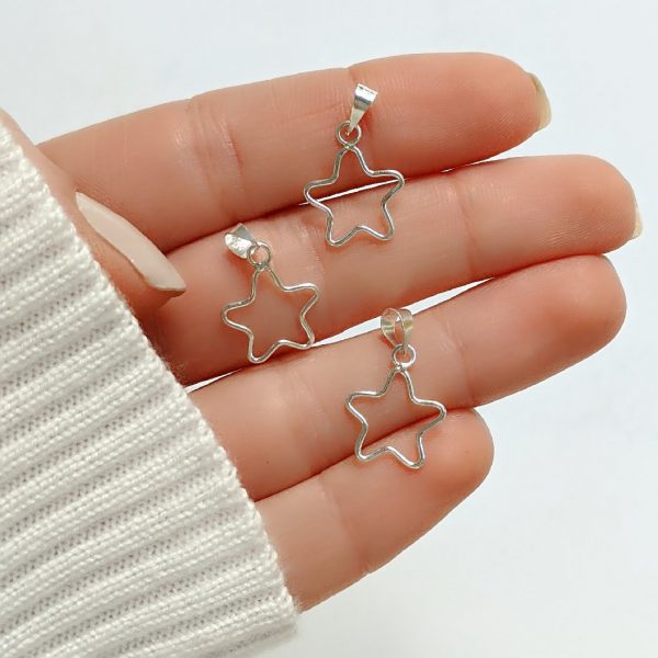 Dije estrella contorno mano