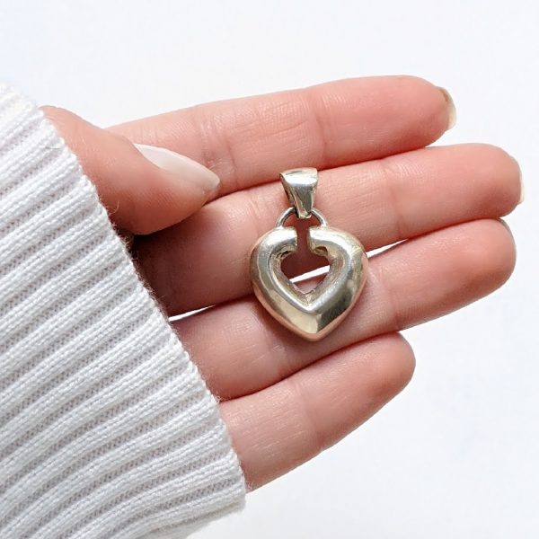 Dije corazón contorno grande mano