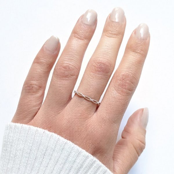 Anillo óvalo sin fin mano