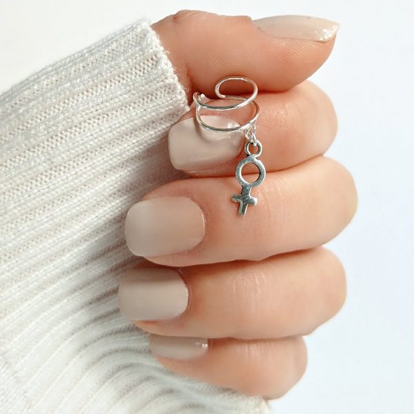 Aro símbolo femenino cuff mano