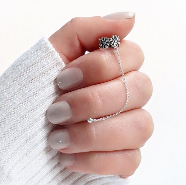 Aro flores con cadena cuff mano