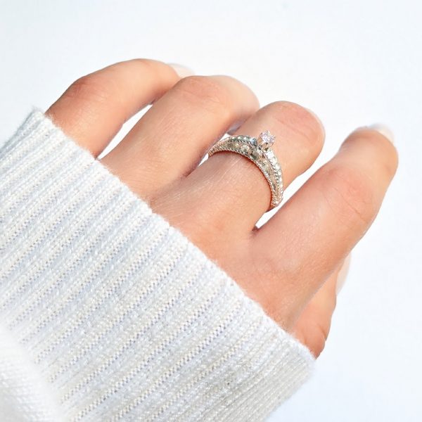Anillo cubic rosa mano