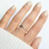 Anillo flecha mano