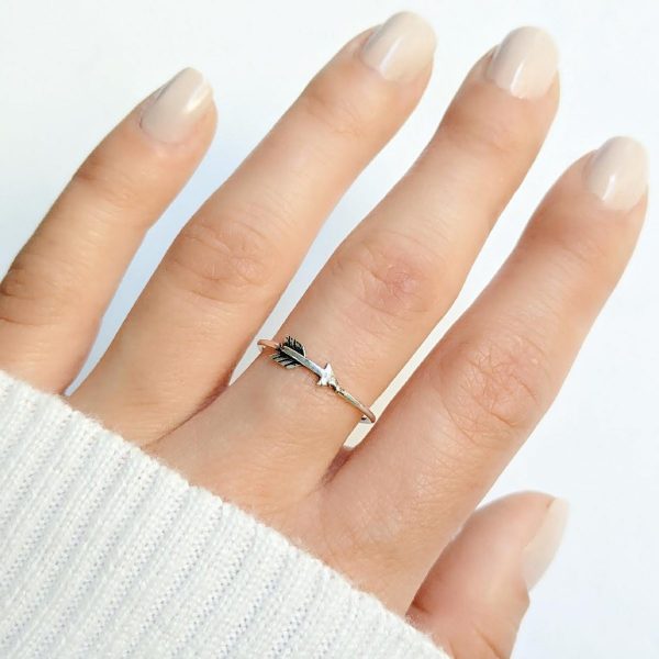 Anillo flecha mano
