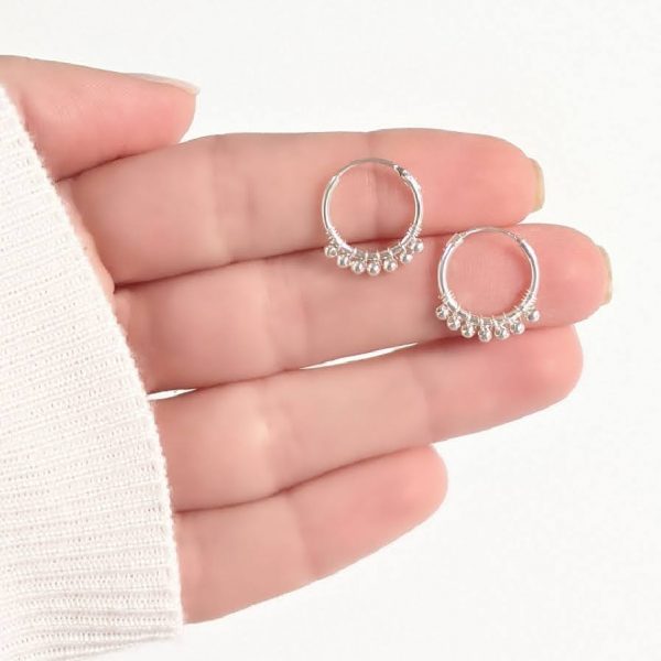 aros argollas con bolitas colgantes