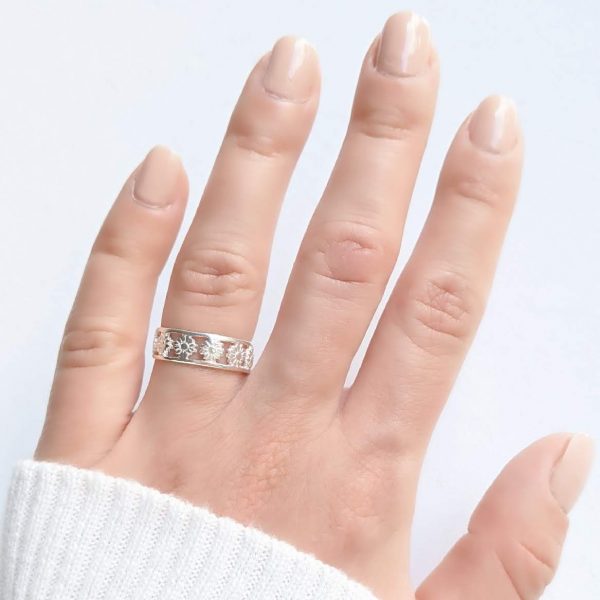 anillo flores caladas