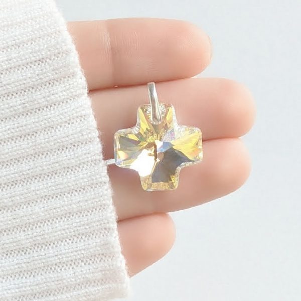 dije swarovski cruz del equilibrio aurora boreal