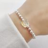 pulsera con bolitas y mariposa swarovski