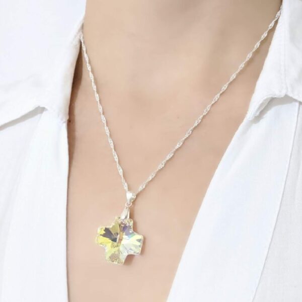 Collar Swarovski cruz del equilibrio aurora boreal