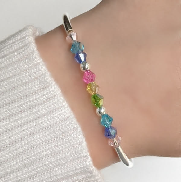 Pulsera tubos bolitas y piedras multicolor