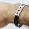 Pulsera rombos caucho acero quirúrgico.