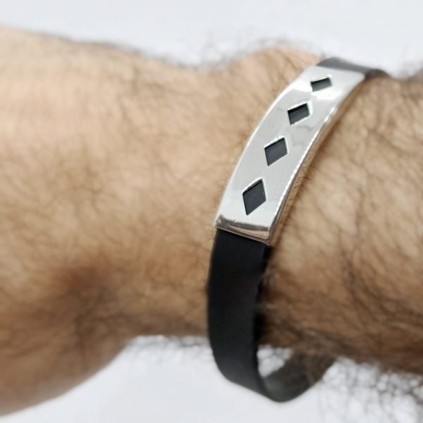 Pulsera rombos caucho acero quirúrgico.
