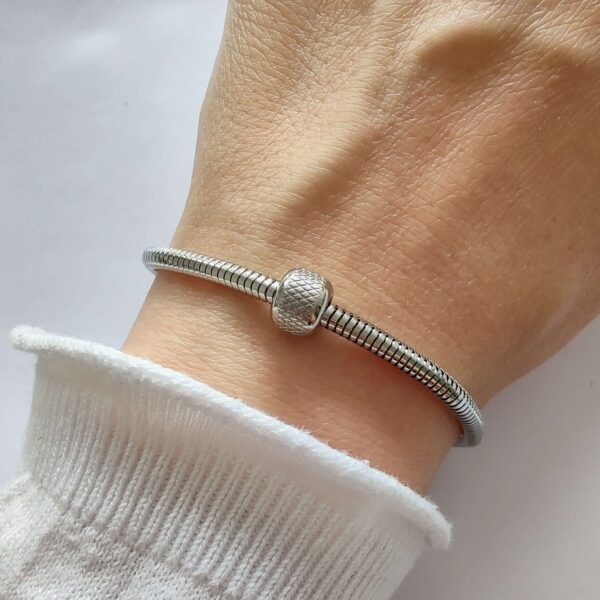 Dije Charm Dona Tramada 8mm Acero Quirúrgico Plateado