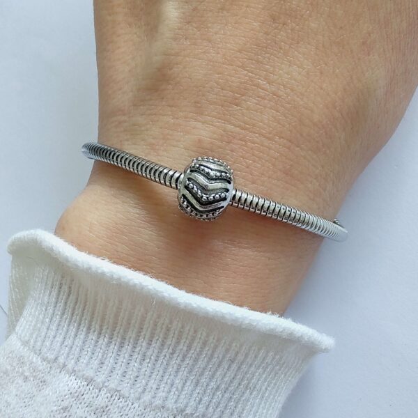 Dije Charm Dona Bali Acero Quirúrgico Plateado