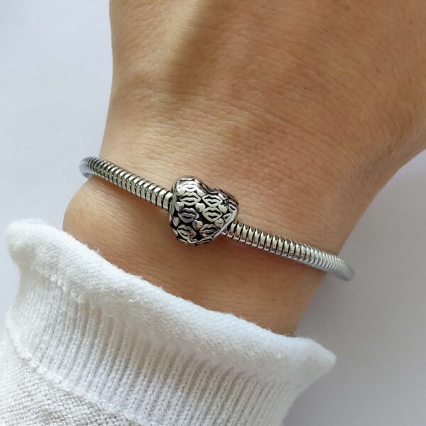 Dije Charm Corazon Besos Acero Quirúrgico Plateado