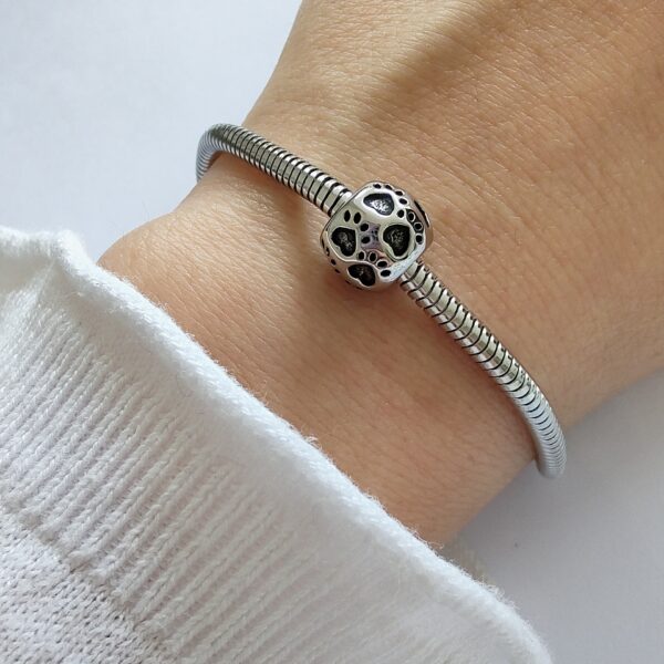 Dije Charm Dona Huellas Acero Quirúrgico