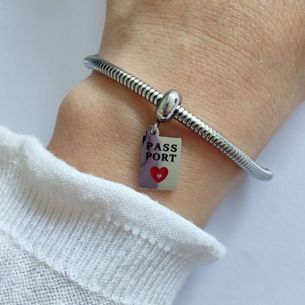 Dije Charm Pasaporte Viaje Acero Quirúrgico Plateado