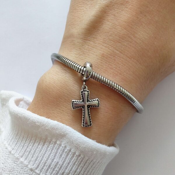 Dije Charm Cruz Acero Quirúrgico Plateado